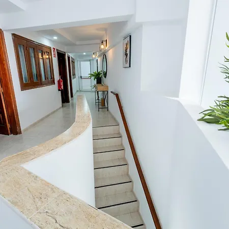 1i. Cozy Flores With Pool