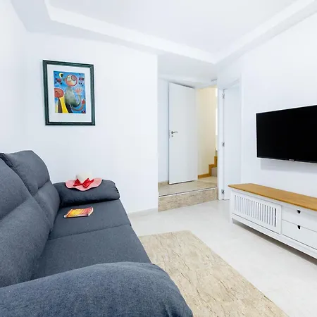 1i. Cozy Flores With Pool