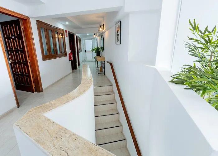 1i. Cozy Flores With Pool