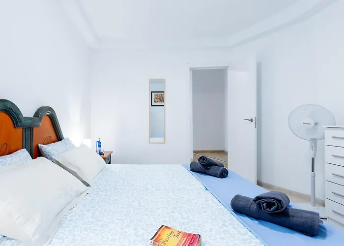 1i. Cozy Flores With Pool *